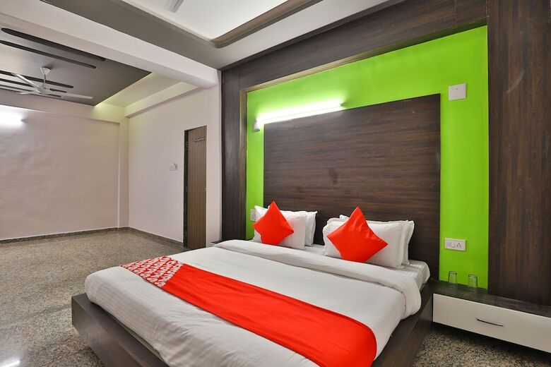 Oyo 28444 Hotel Ab Apple