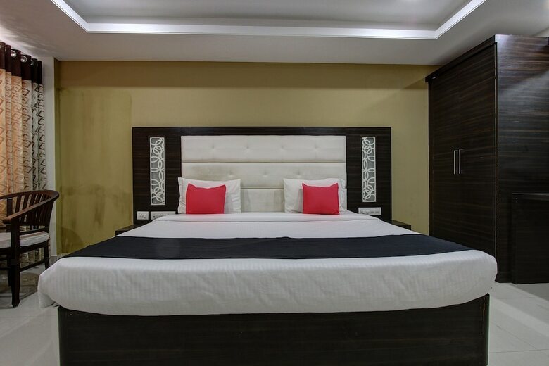 Capital O 46699 Hotel Insta