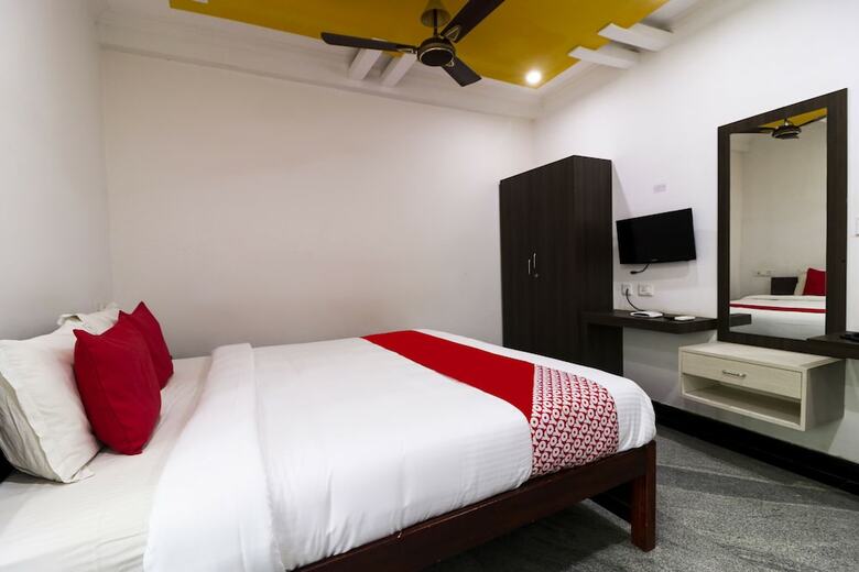 Hotel Oyo 60030 R R Residency