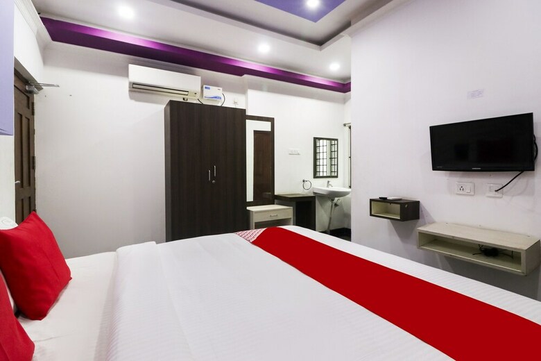 Hotel Oyo 60030 R R Residency