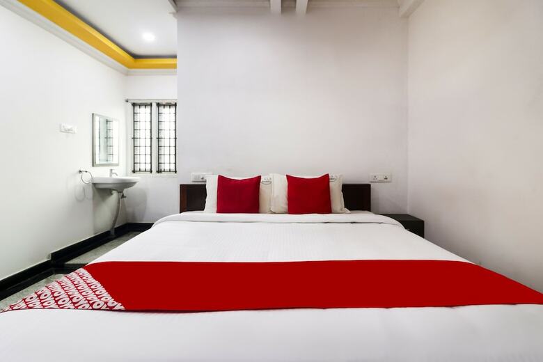 Hotel Oyo 60030 R R Residency