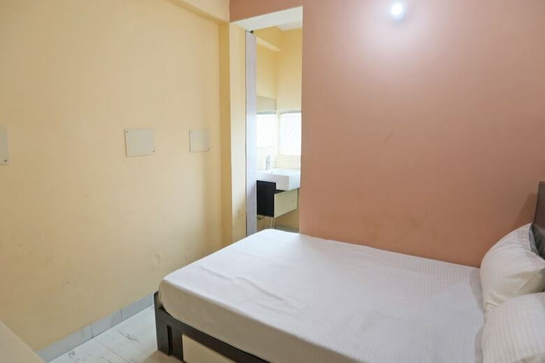 Hotel Spot On 48329 Dee 9 Residency