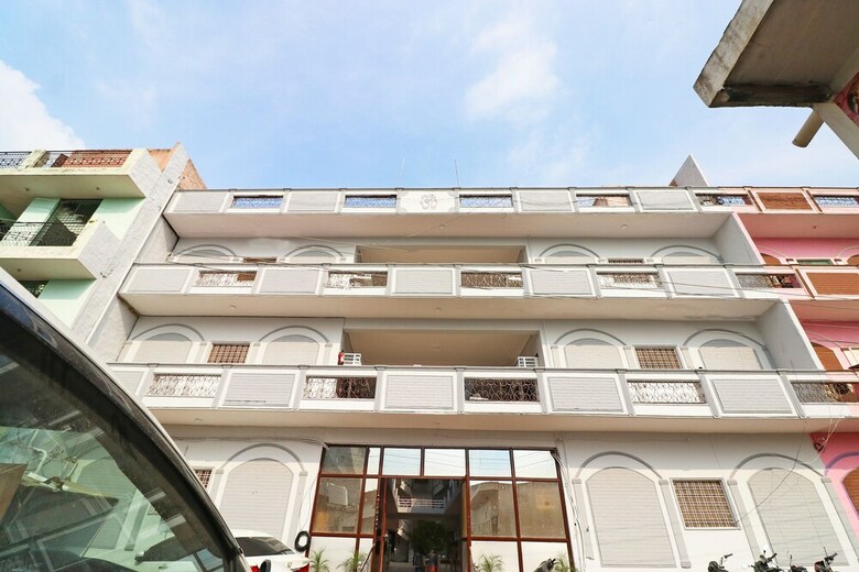 Oyo 39797 Hotel Om