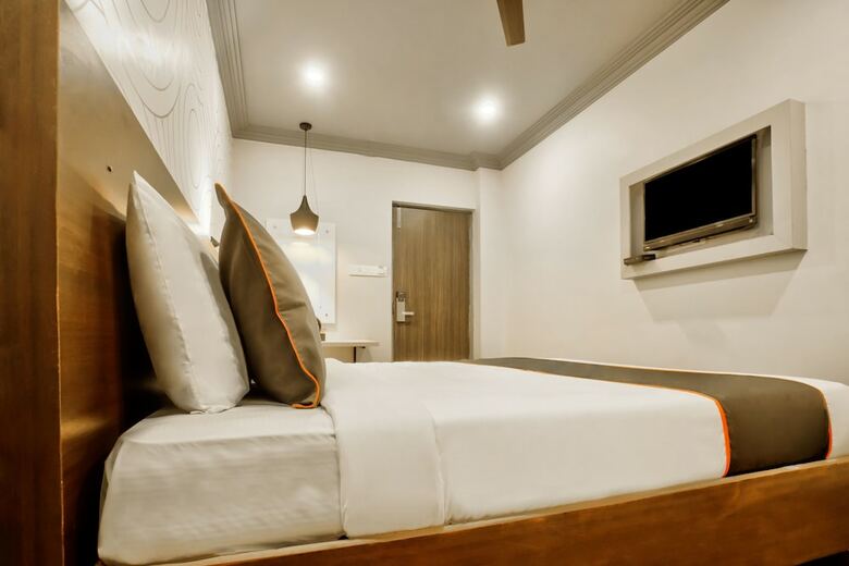 Collection O 30111 Hotel Everest