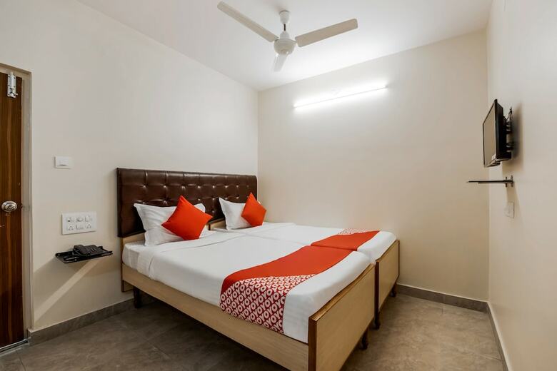 Hotel Oyo 37146 G P Residency