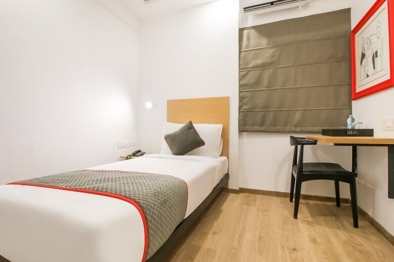 Hotel Oyo Townhouse 180 Sant Regency