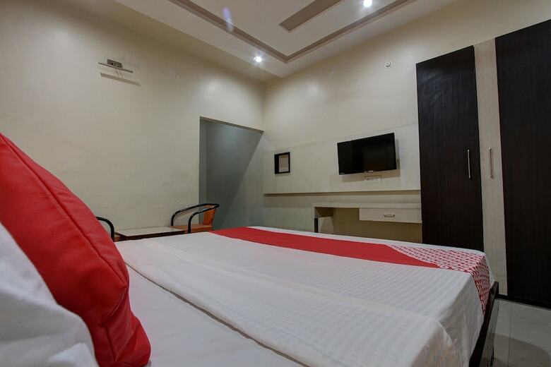 Oyo 36620 Hotel Pleasant Stays
