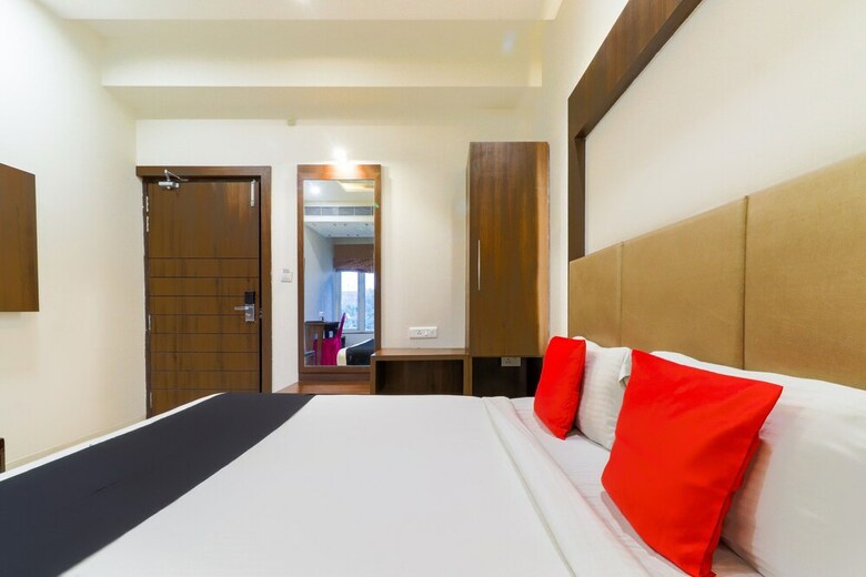 Capital O 46159 Hotel Golden Fortune