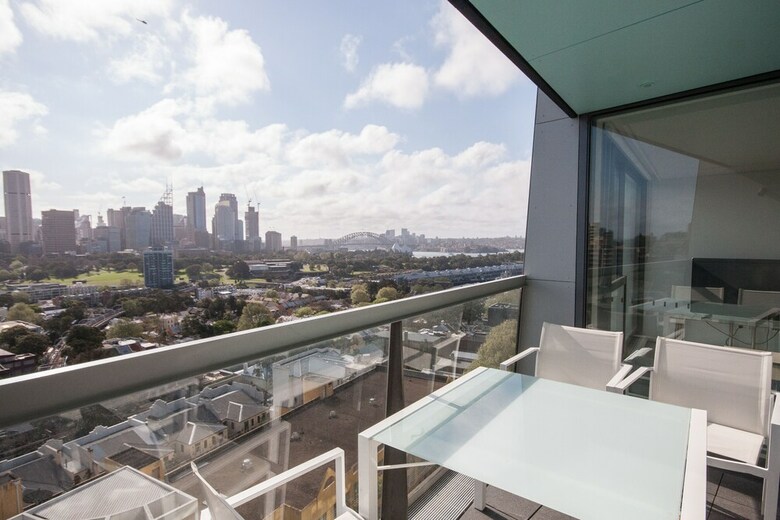 Modern 2 Bedroom Potts Point Apartment