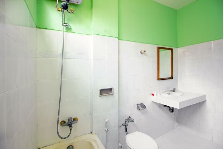 Hostal Oyo 1602 Trim Tiga Hotel