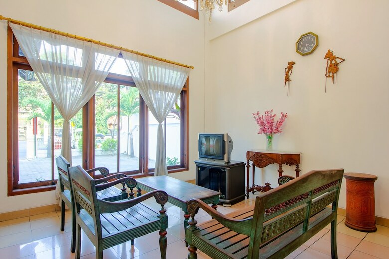Hostal Oyo 1602 Trim Tiga Hotel