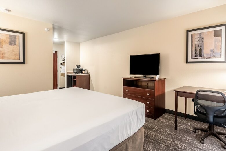 Cobblestone Hotel & Suites - Urbana