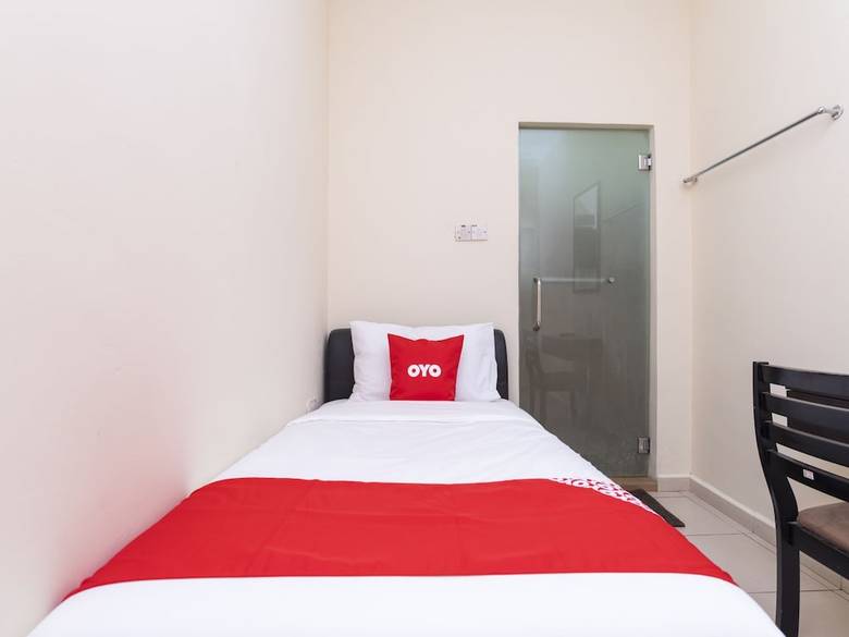 Oyo 89536 Hazris Hotel