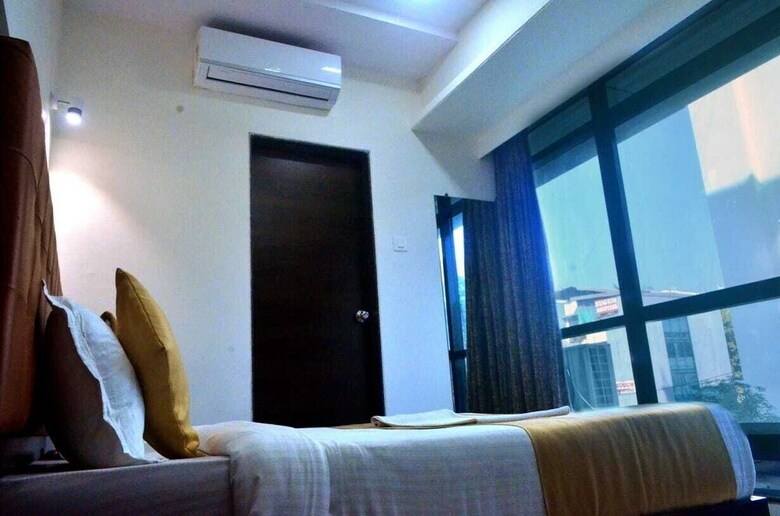 Hotel Crystal Crown