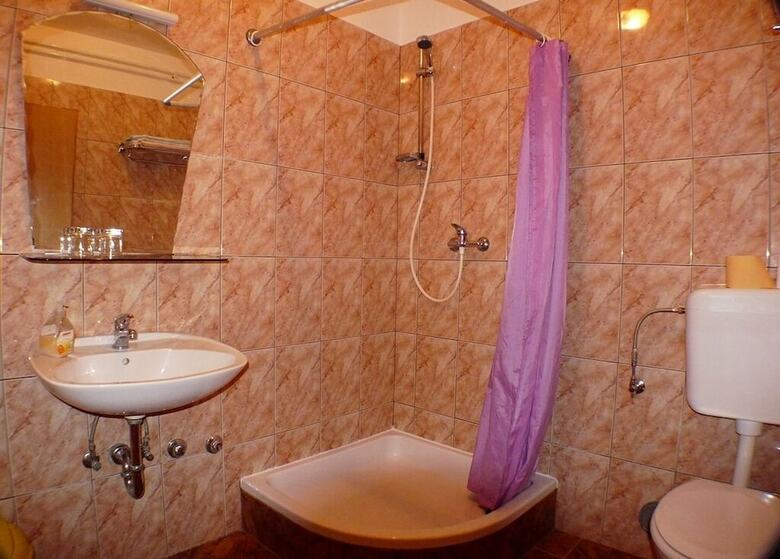 Hotel Hilde Yellow House
