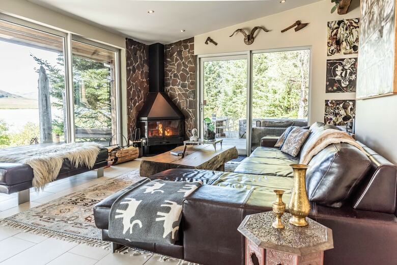 �lftav�k Lakefront Villa