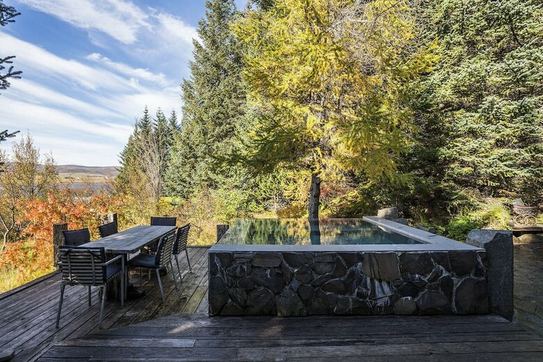 �lftav�k Lakefront Villa