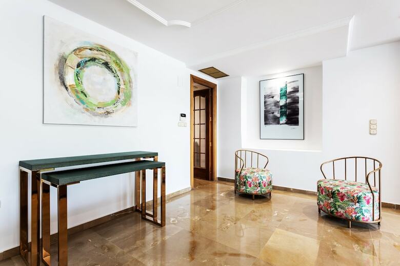 Fabulous 3 Bd Apartment Great Location. Puerta Real