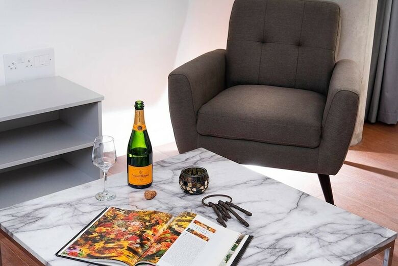 Luxurious And Bright 2br City Centre Apartment