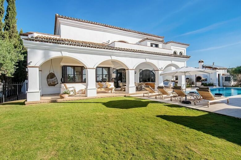 Super Villa Near Beach With Heated Pool