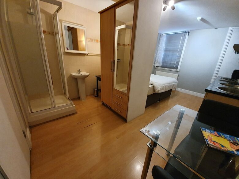 Studio Apartment In South Kensington 9