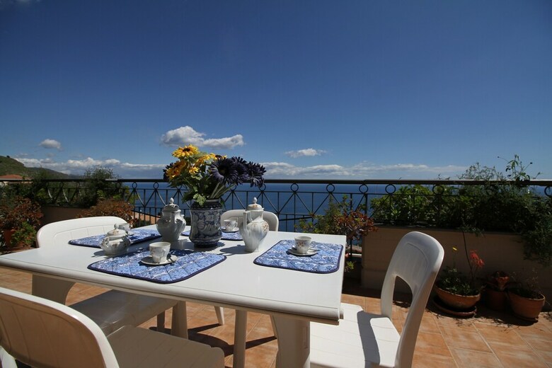 Fontana Vecchia Seaview Apartment�