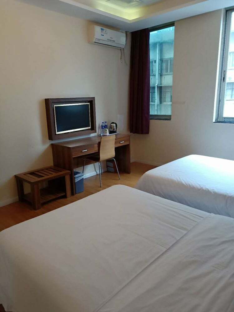Life Hotel Railway Dong Station