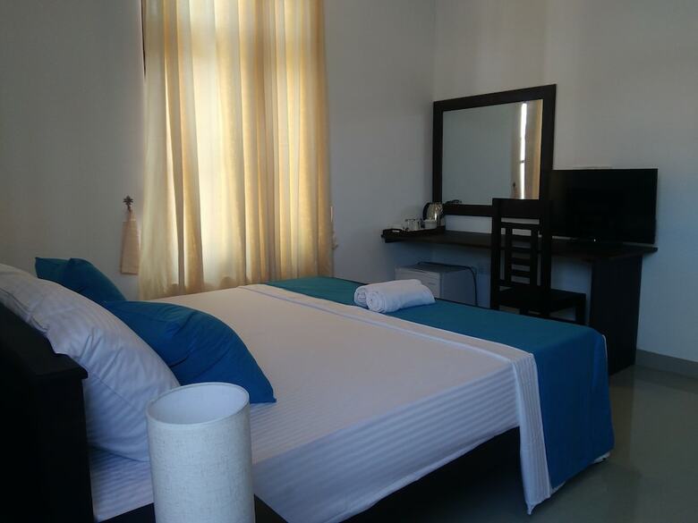 Hotel Queens Airport Residence