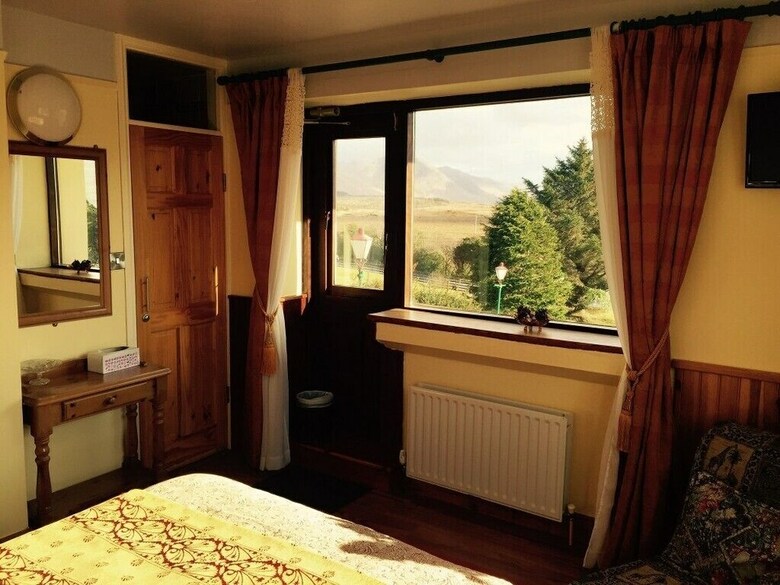 Kylemore Pass Hotel