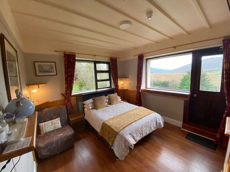 Kylemore Pass Hotel