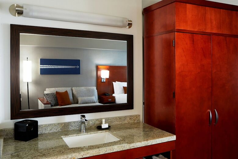 Hotel Courtyard By Marriott Lax