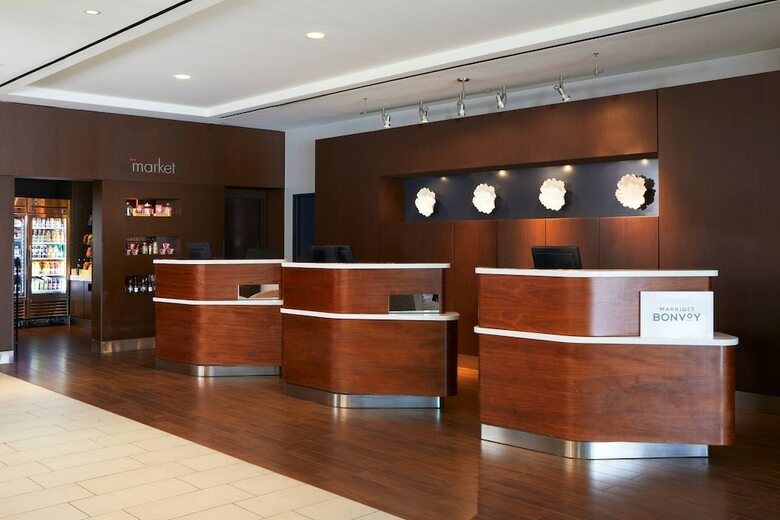 Hotel Courtyard By Marriott Lax
