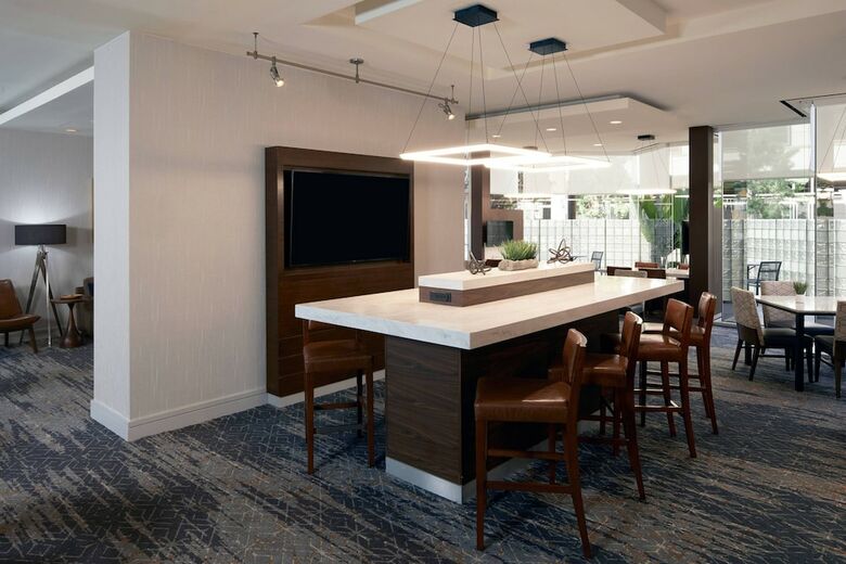 Hotel Courtyard By Marriott Lax