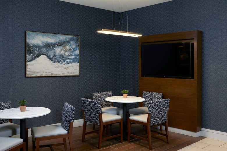 Hotel Courtyard By Marriott Lax