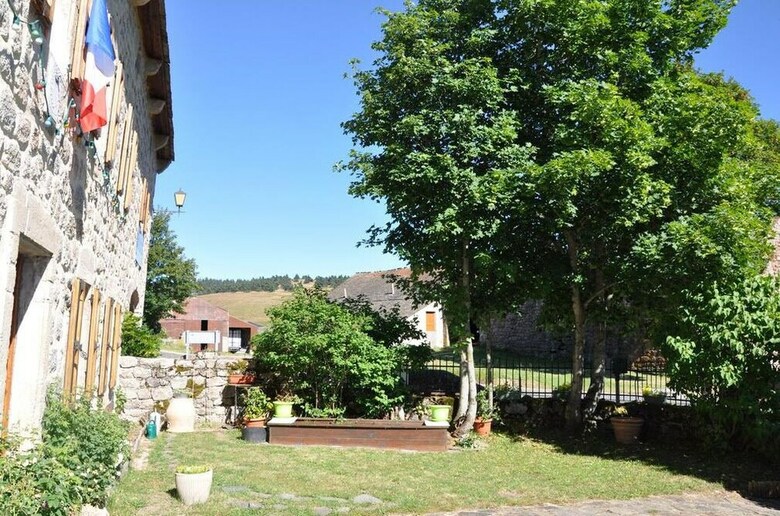 Bed & Breakfast Chambres D'h�tes - La Pierre Trou�e