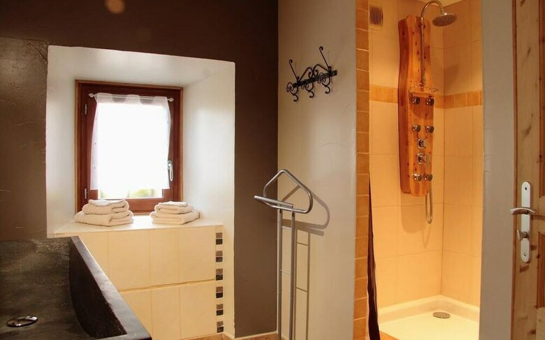 Bed & Breakfast Chambres D'h�tes - La Pierre Trou�e