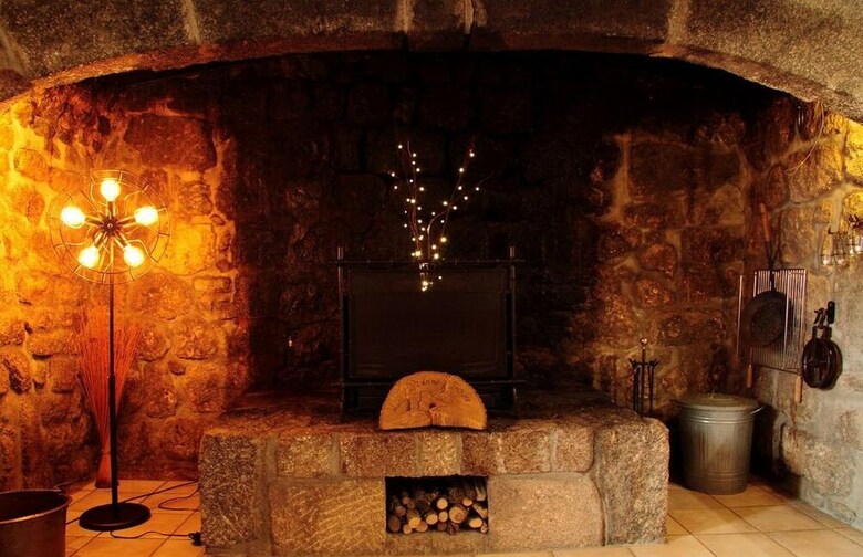 Bed & Breakfast Chambres D'h�tes - La Pierre Trou�e