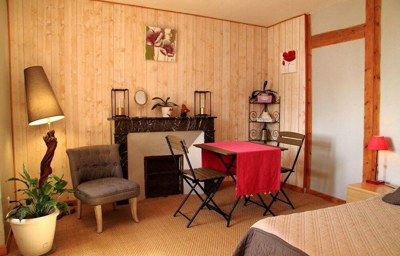 Bed & Breakfast Chambres D'h�tes - La Pierre Trou�e