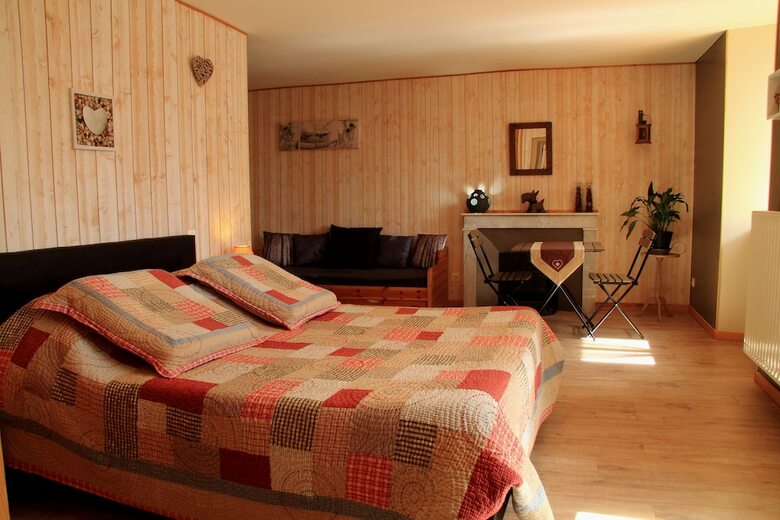 Bed & Breakfast Chambres D'h�tes - La Pierre Trou�e