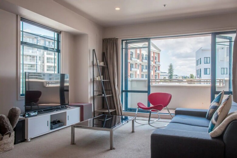 Cosy 2 Bedroom Cbd Apartment With Balcony