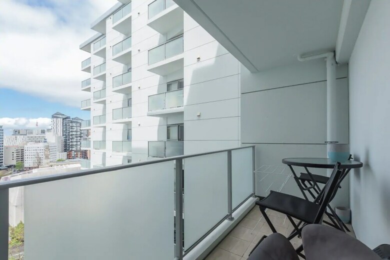 Quiet 2 Bedroom Apartment In Cbd With Balcony