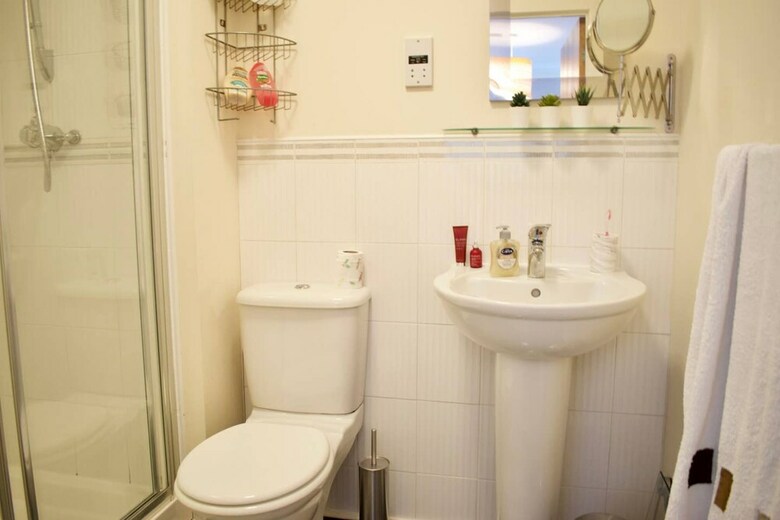 Spacious 3 Bedroom Apartment In Central Location