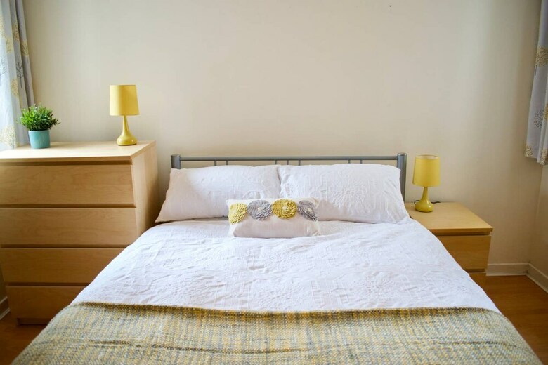 Spacious 3 Bedroom Apartment In Central Location