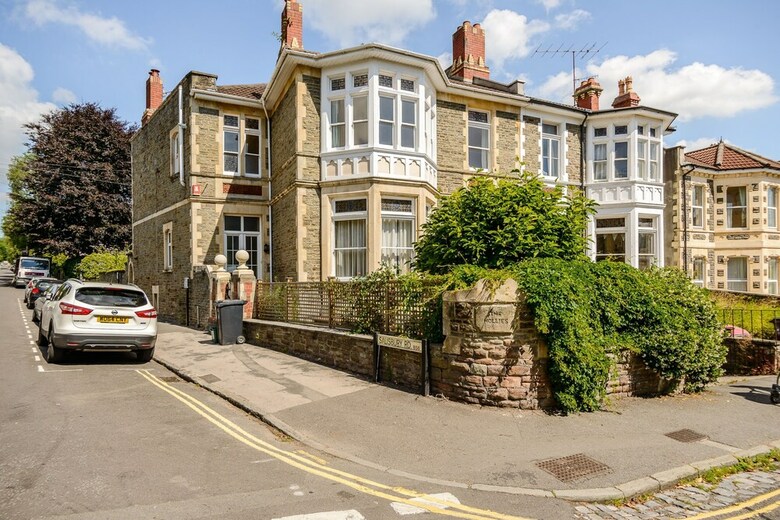 Spacious 4 Bedroom Home On Gloucester Road