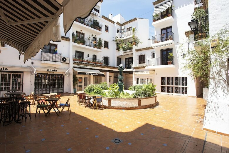 Center & White Town Apartment