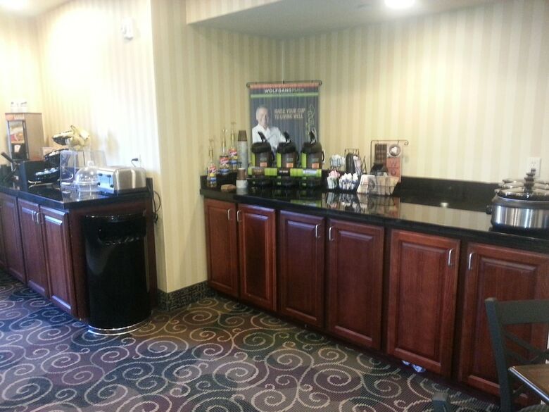 Hotel Cobblestone Inn & Suites - Bloomfield