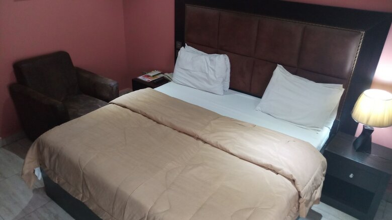 Hard Break Hotel And Suite