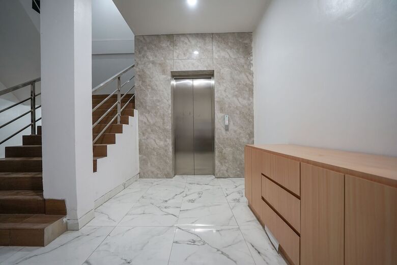 Hostal Oyo 1270 Residence 8