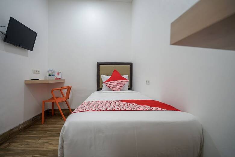 Hostal Oyo 1270 Residence 8