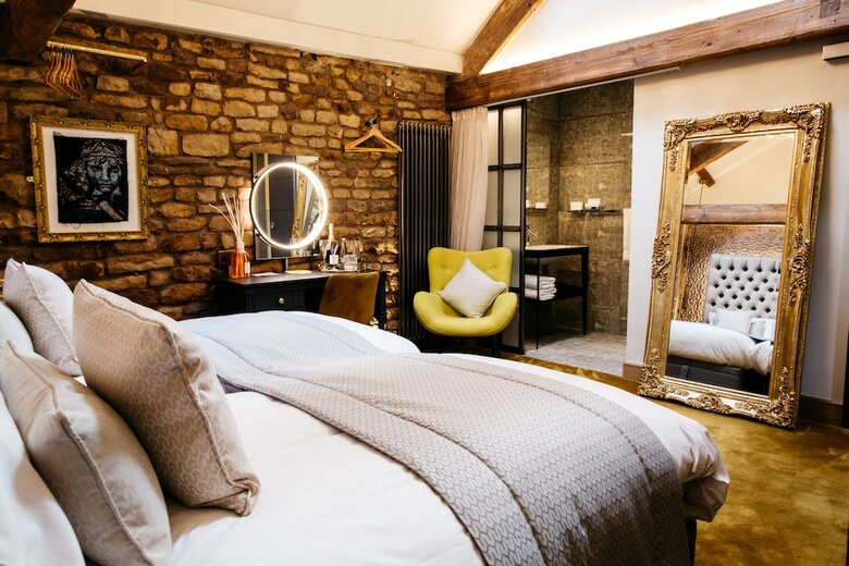 Hotel Quite Simply French